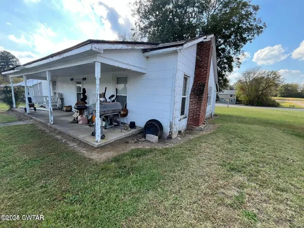 a view of a house with backyard