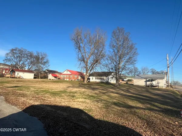 a view of a yard with a house