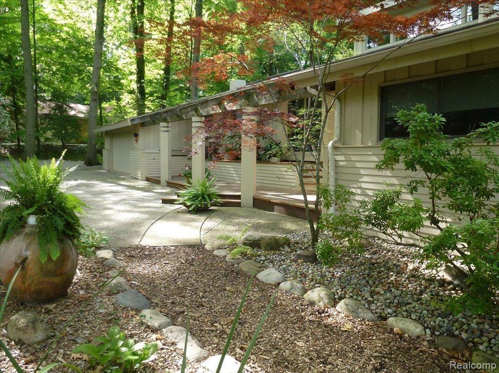 34055 Quaker Valley Road Farmington, MI 48331 - Photo 2 of 25 Front Side View