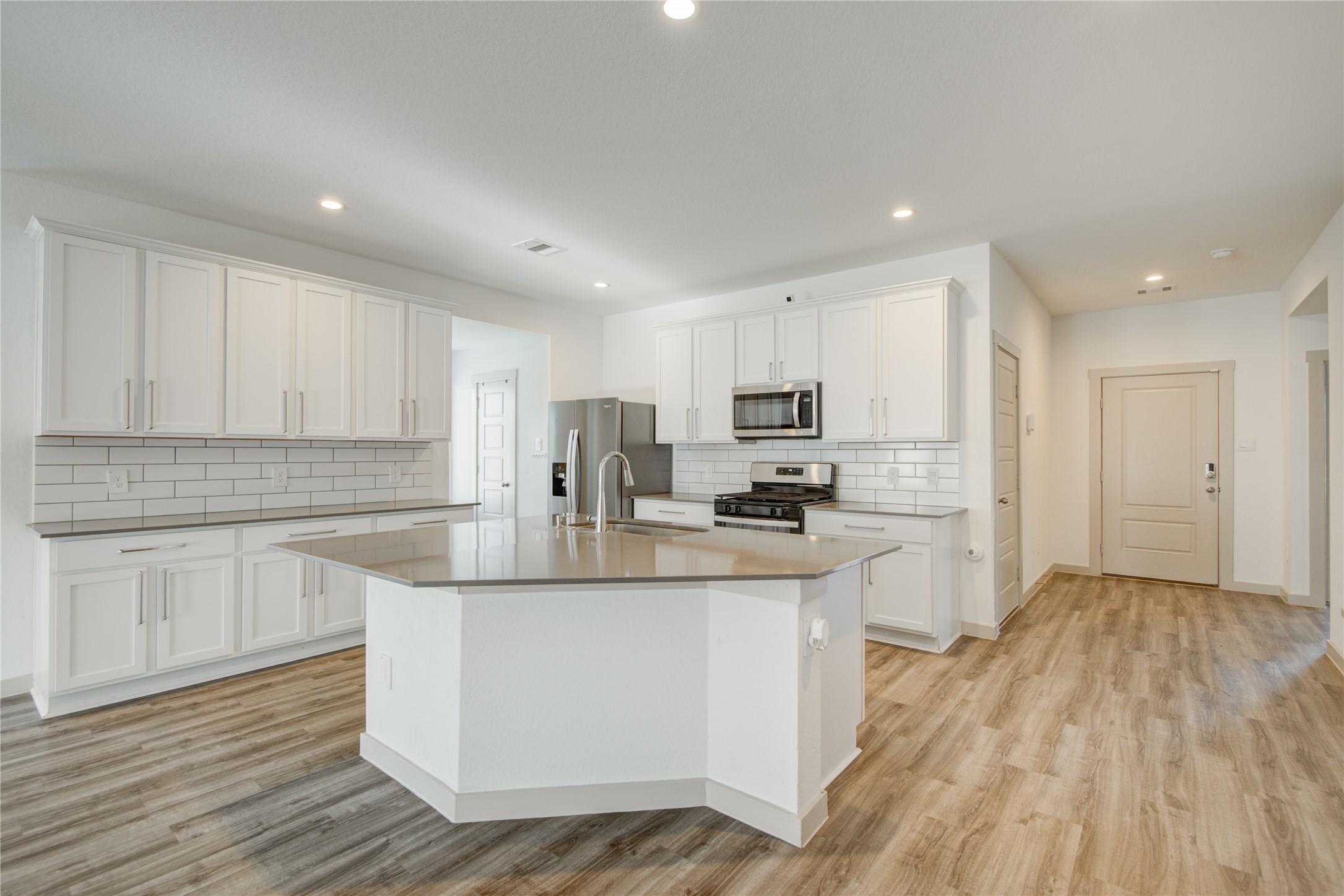 7802 Murciana Drive Rosharon, TX 77583 - Photo 16 of 35 a kitchen with stainless steel appliances kitchen island granite countertop a sink and cabinets