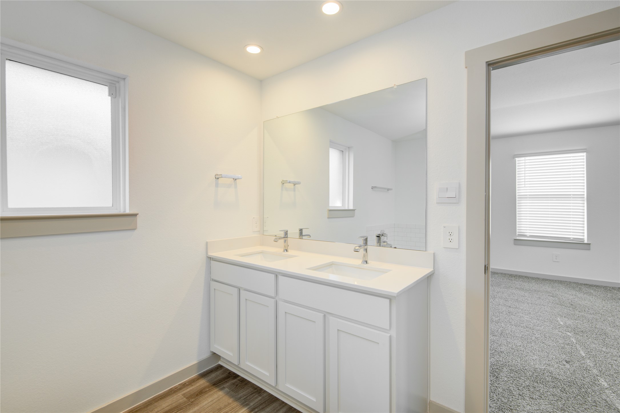 7802 Murciana Drive Rosharon, TX 77583 - Photo 28 of 35 a bathroom with 2 sink and a mirror