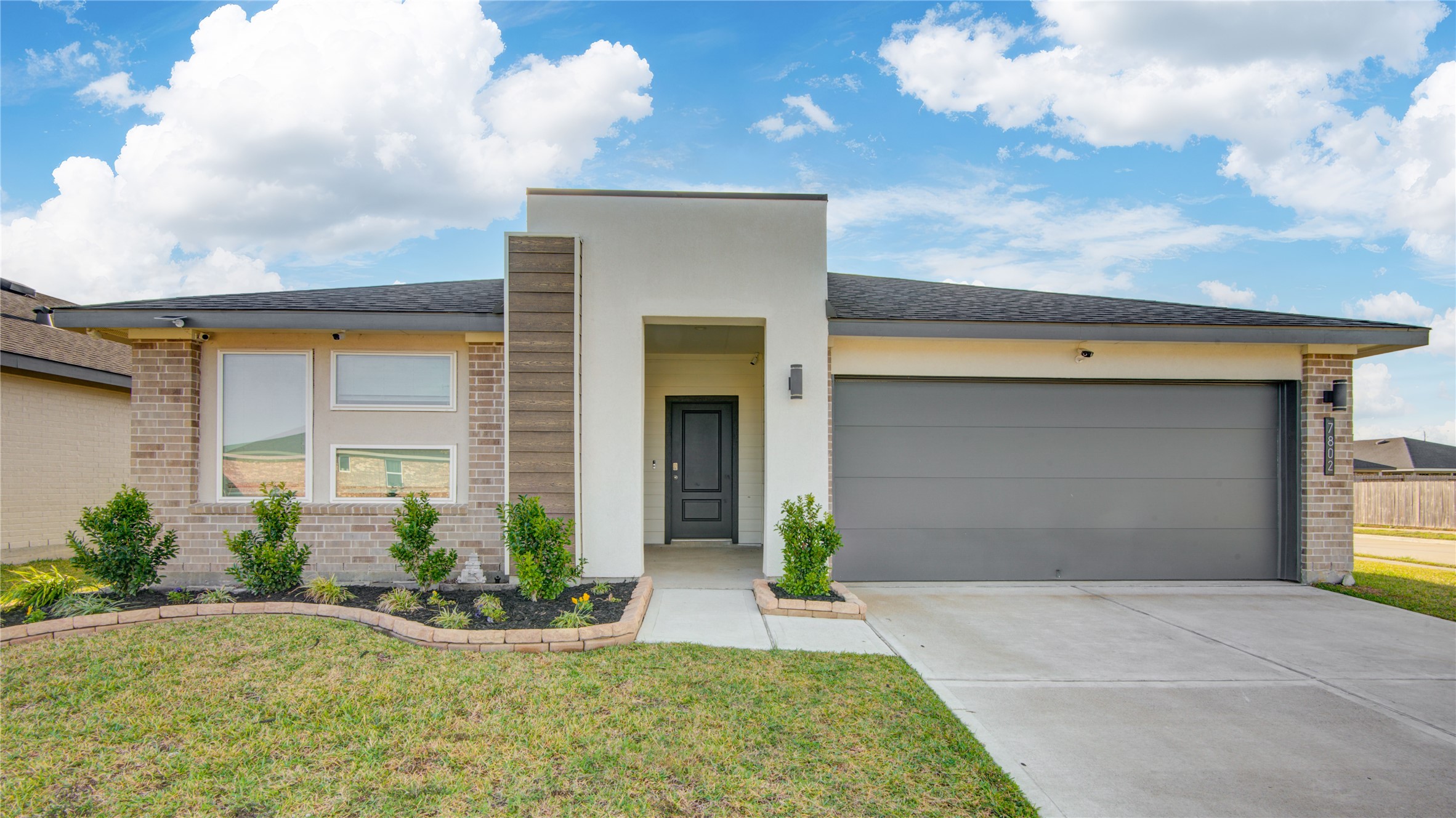 7802 Murciana Drive Rosharon, TX 77583 - Photo 4 of 35 a front view of a house with garden