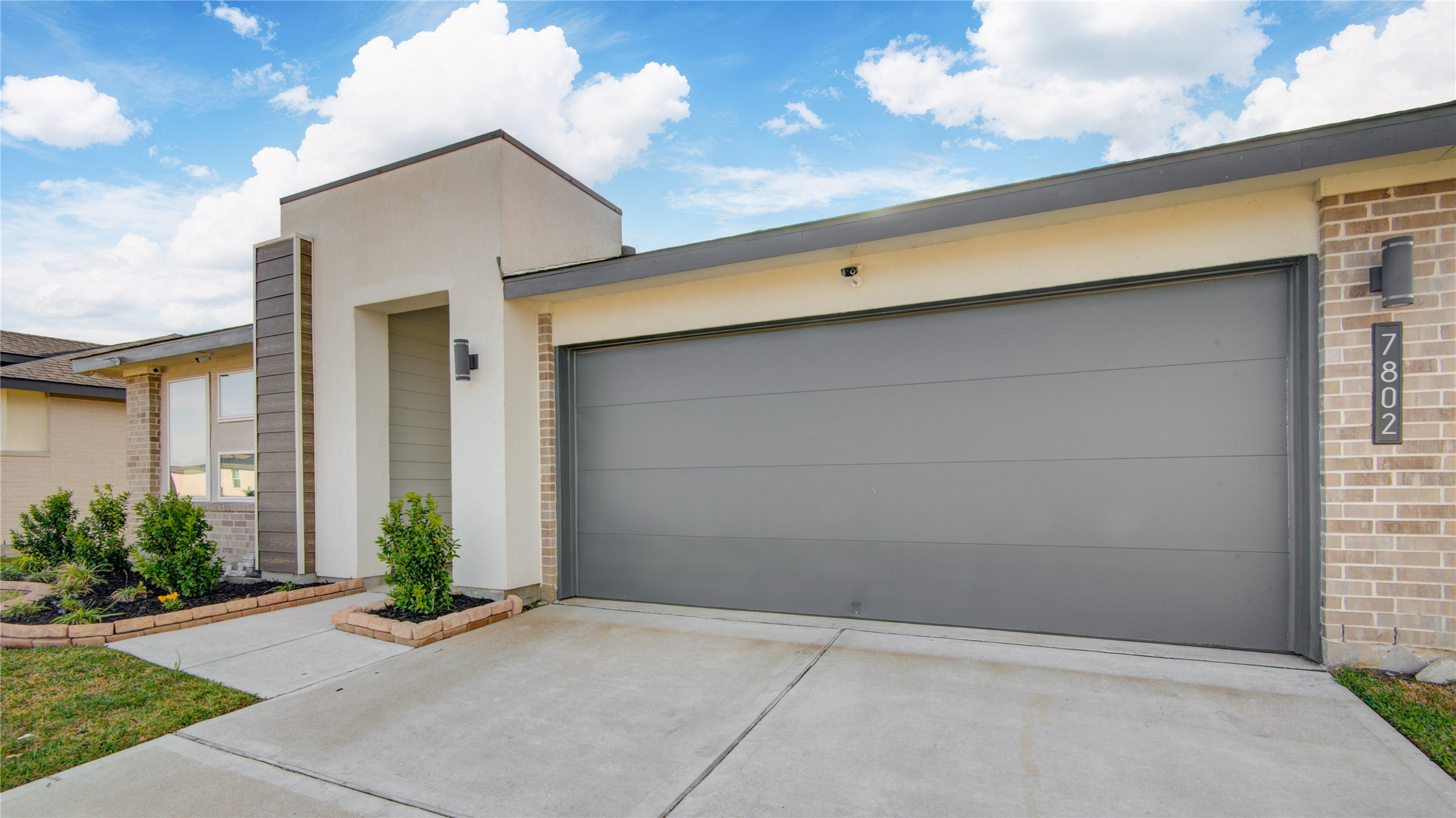 7802 Murciana Drive Rosharon, TX 77583 - Photo 5 of 35 a view of an empty room with a garage