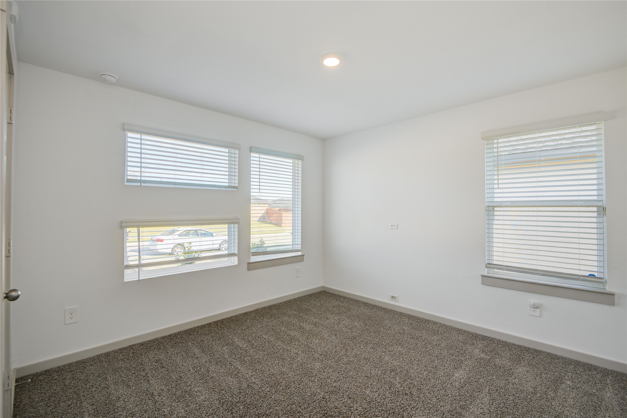 7802 Murciana Drive Rosharon, TX 77583 - Photo 8 of 35 an empty room with a window