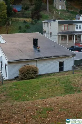 a view of a house with a backyard