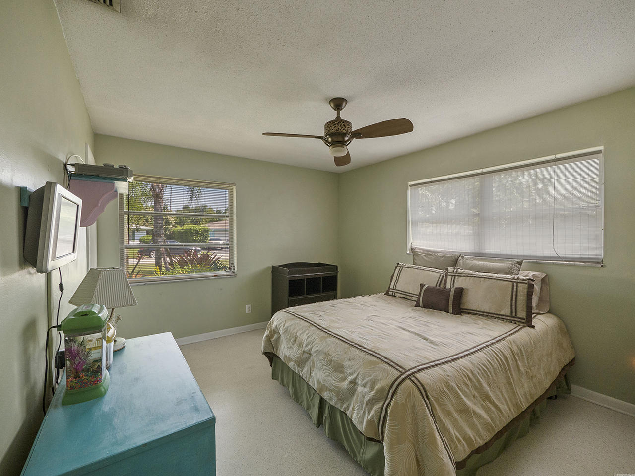 527 Dover Road Tequesta, FL 33469 - Photo 13 of 16 Guest bed w walk in closet