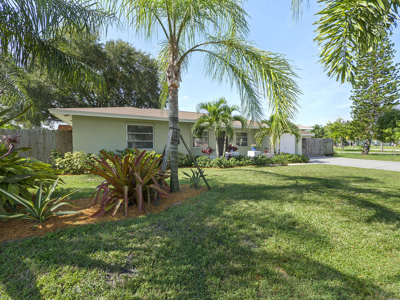 527 Dover Road Tequesta, FL 33469 - Photo 2 of 16 Huge lot with beautiful landscaping