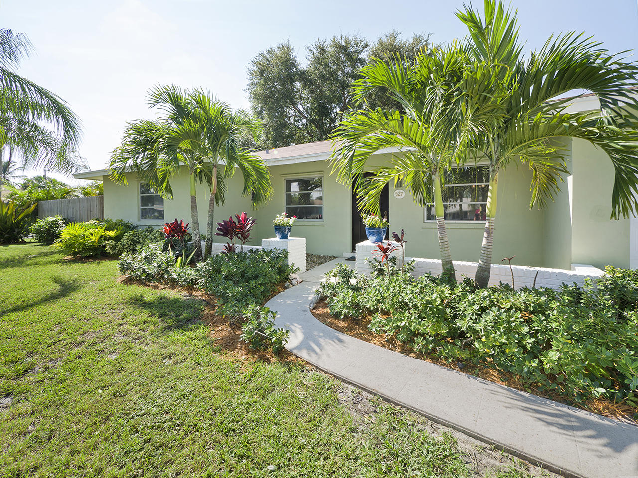 527 Dover Road Tequesta, FL 33469 - Photo 3 of 16 P1110081_MLS