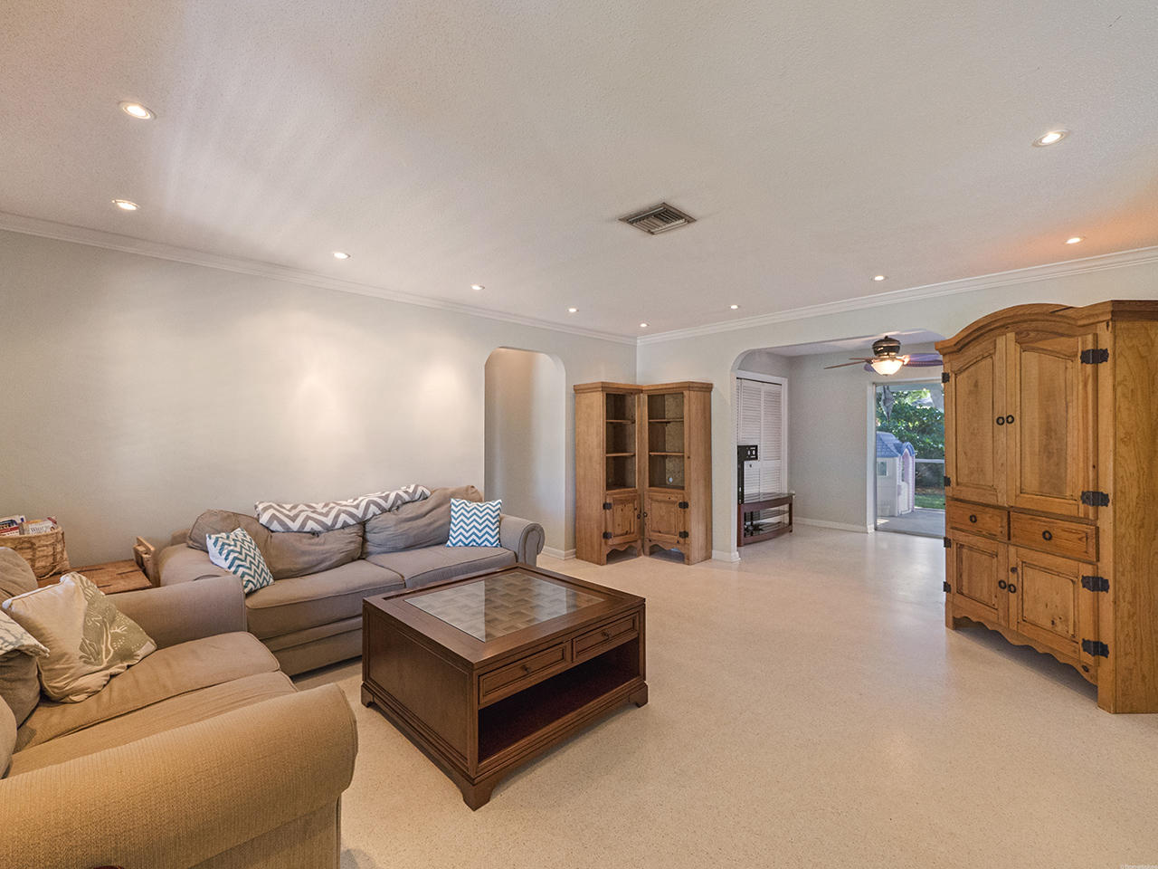 527 Dover Road Tequesta, FL 33469 - Photo 6 of 16 Living Room