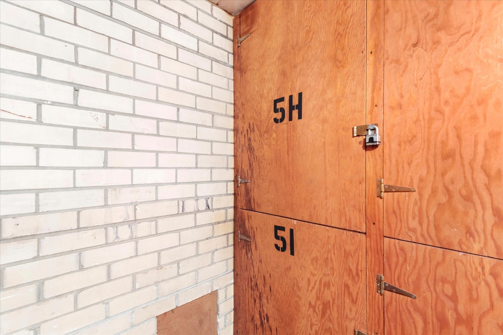 300 Circle Avenue, Unit 5H Forest Park, IL 60130 - Photo 18 of 21 a bathroom with a shower