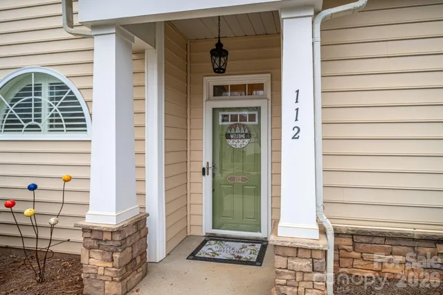 a view of entryway with a shower