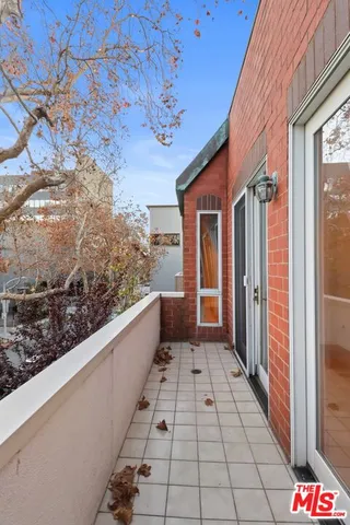 $5,425 | 121 North Almont Drive, Unit 302, Beverly Hills, CA 90211