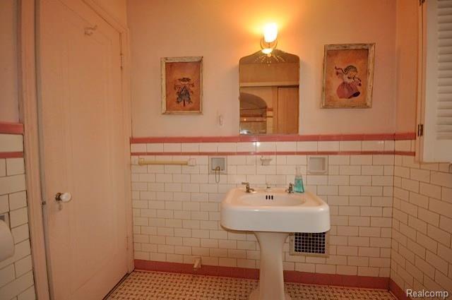 5295 Harvard Road Detroit, MI 48224 - Photo 21 of 31 Harvardbathgood.jpg