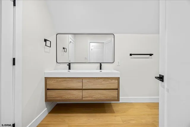 a view of entryway with a front door