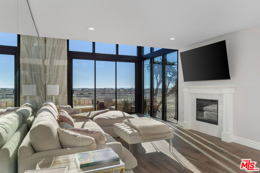 6 Voyage Street, Unit 101 Marina del Rey, CA 90292 - Photo 2 of 39