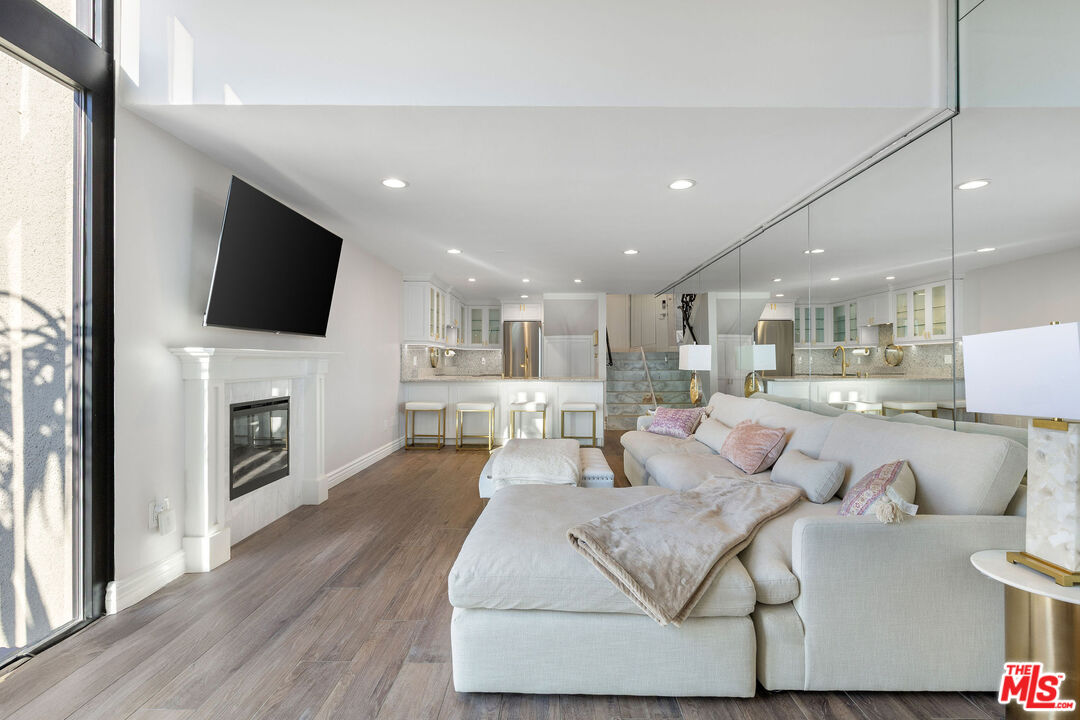 6 Voyage Street, Unit 101 Marina del Rey, CA 90292 - Photo 3 of 39