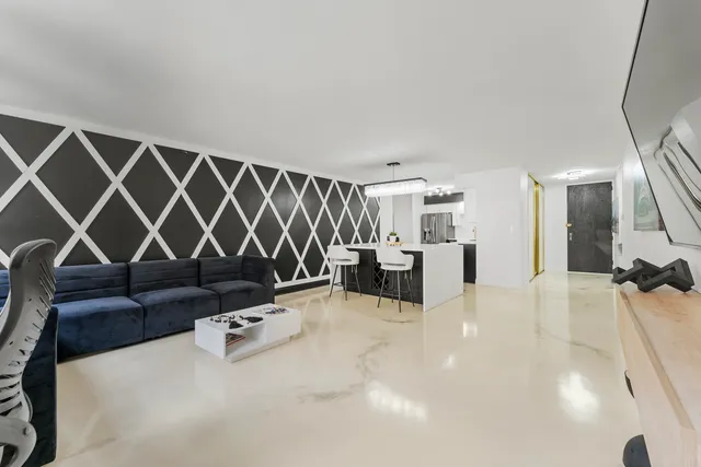 $250,000 | 201 East Chestnut Street, Unit 11E, Chicago, IL 60611