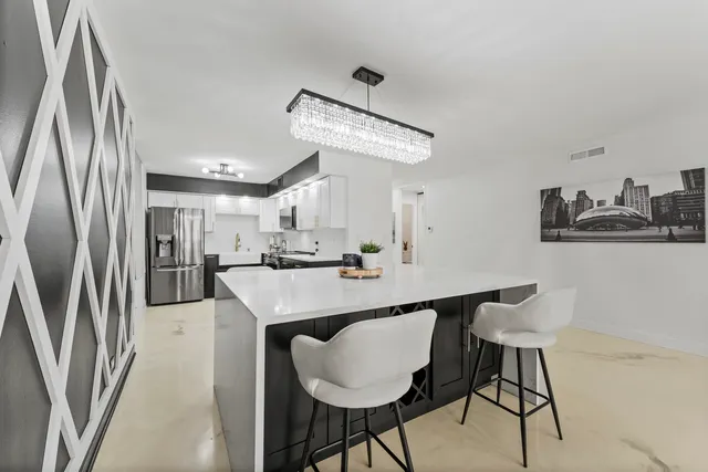 $250,000 | 201 East Chestnut Street, Unit 11E, Chicago, IL 60611