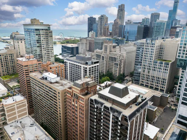 $250,000 | 201 East Chestnut Street, Unit 11E, Chicago, IL 60611