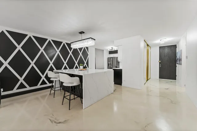 $250,000 | 201 East Chestnut Street, Unit 11E, Chicago, IL 60611