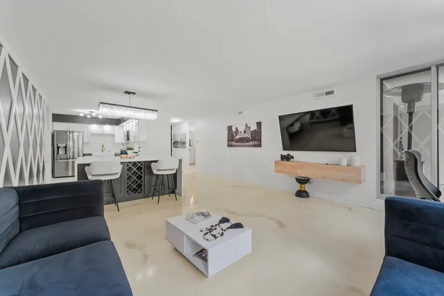 $250,000 | 201 East Chestnut Street, Unit 11E, Chicago, IL 60611