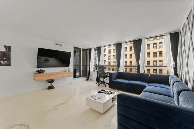 $250,000 | 201 East Chestnut Street, Unit 11E, Chicago, IL 60611