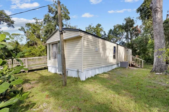 a view of back yard of the house