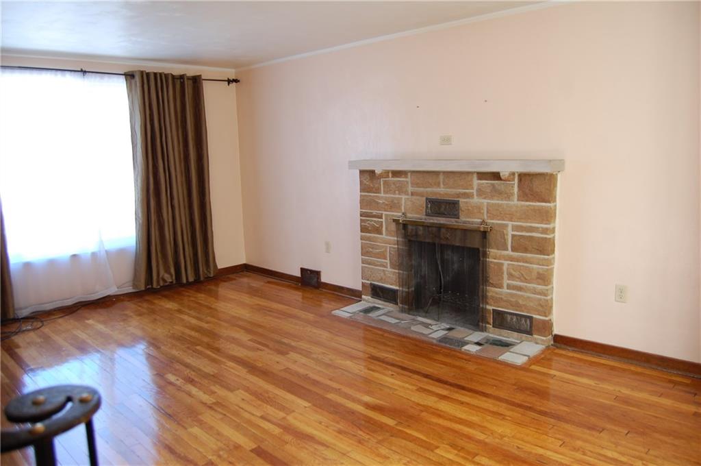 627 Cascade Road Pittsburgh, PA 15221 - Photo 3 of 25 Living room