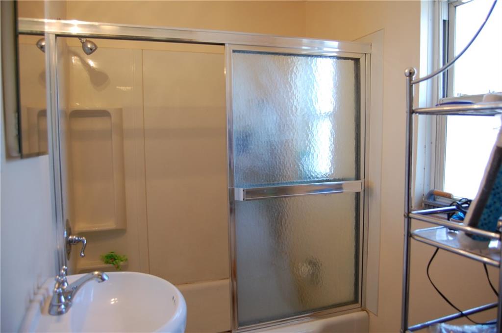 627 Cascade Road Pittsburgh, PA 15221 - Photo 21 of 25 Full bathroom