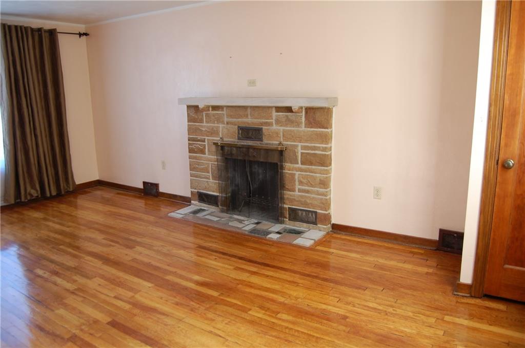 627 Cascade Road Pittsburgh, PA 15221 - Photo 4 of 25 Living room