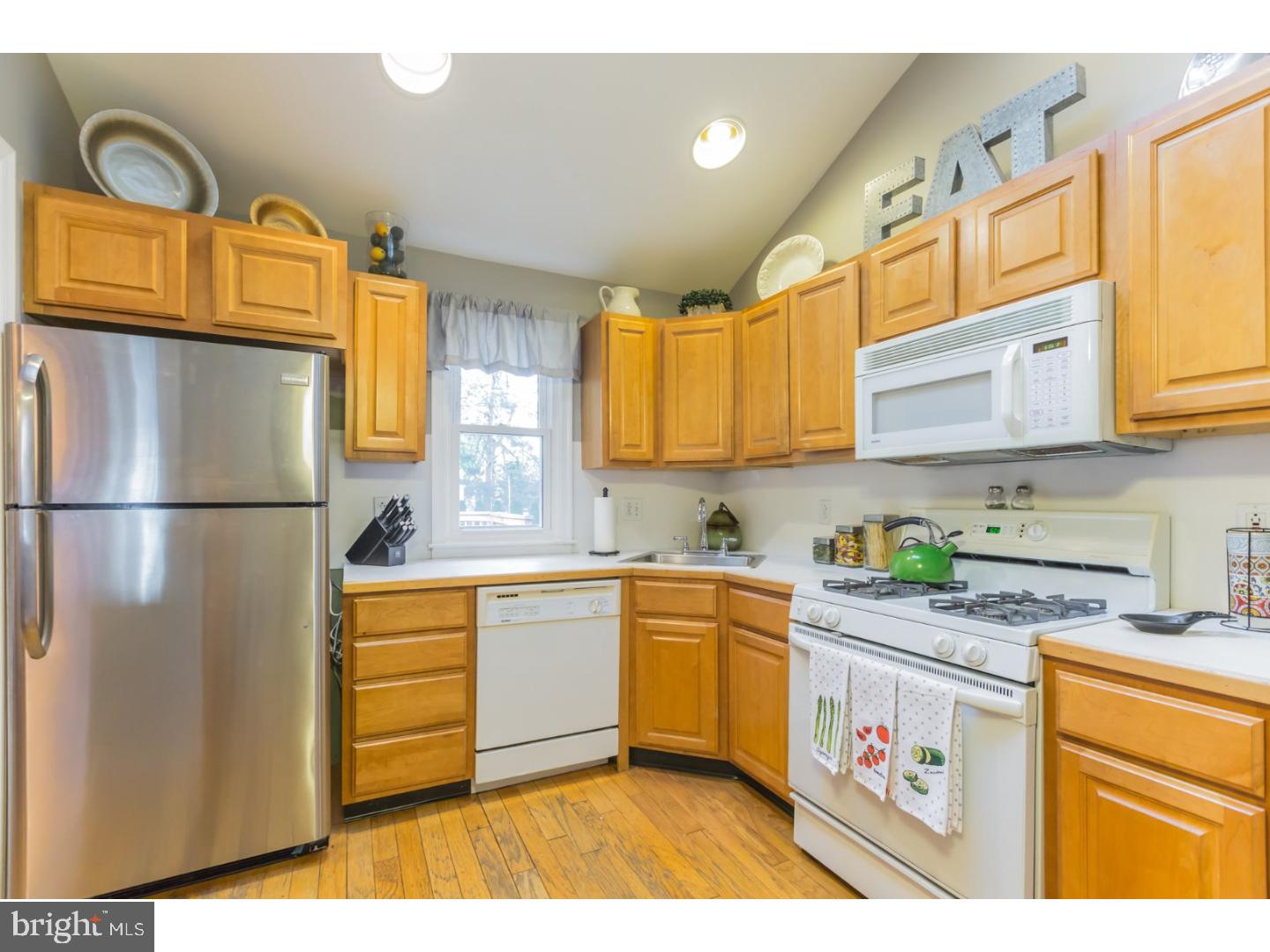 879 Morefield Road Philadelphia, PA 19115 - Photo 12 of 25 Kitchen