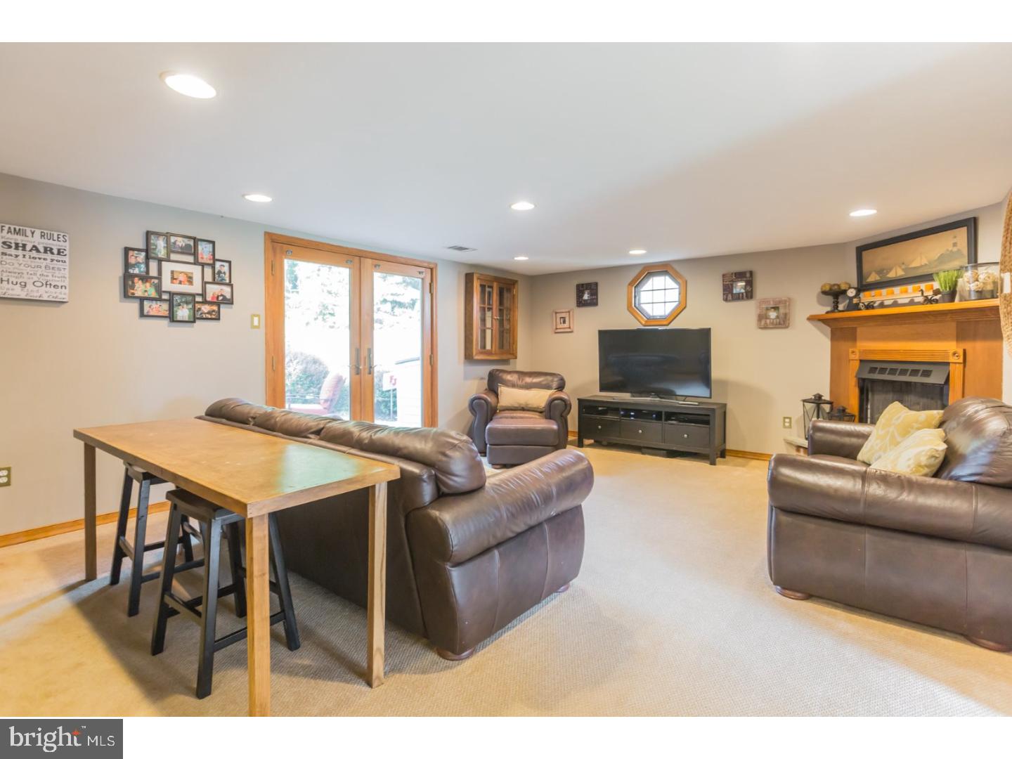 879 Morefield Road Philadelphia, PA 19115 - Photo 15 of 25 Family Room