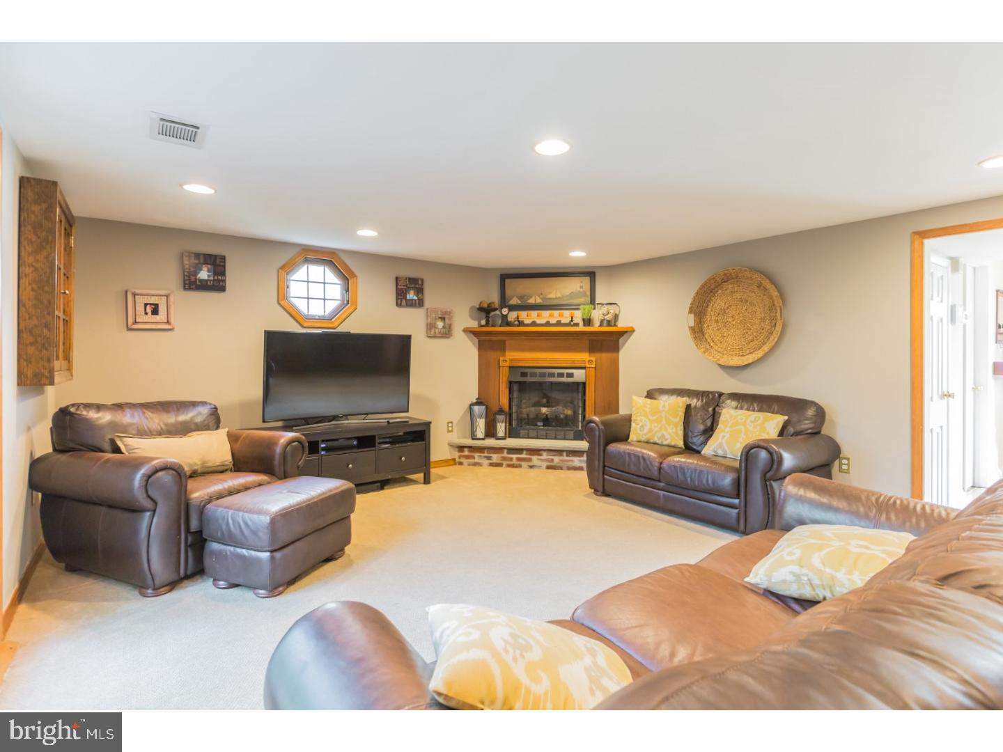 879 Morefield Road Philadelphia, PA 19115 - Photo 17 of 25 Family Room