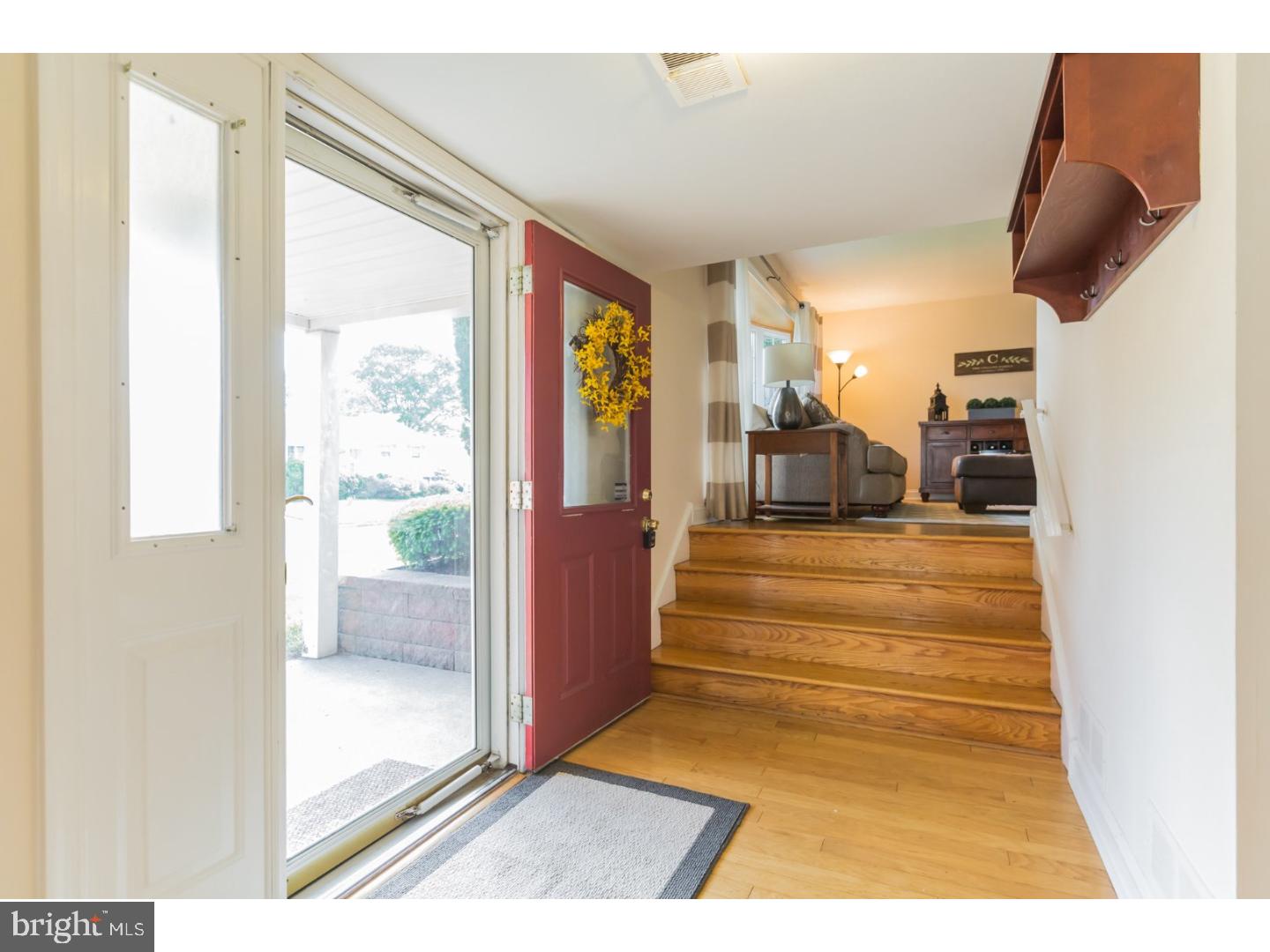 879 Morefield Road Philadelphia, PA 19115 - Photo 3 of 25 Foyer