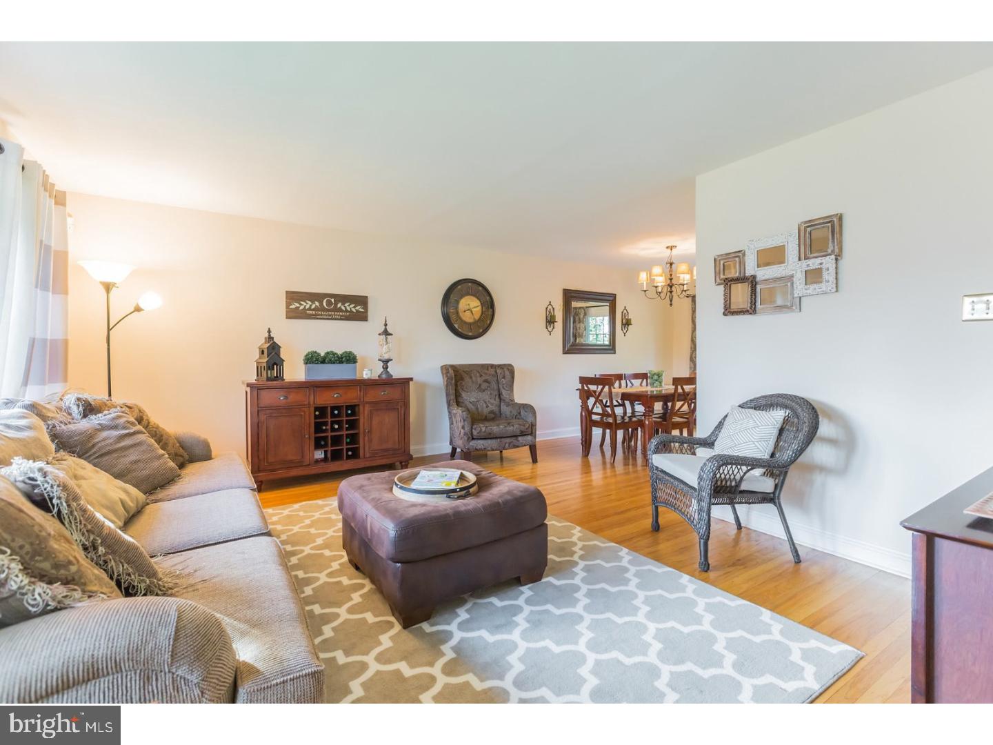 879 Morefield Road Philadelphia, PA 19115 - Photo 4 of 25 Living Room