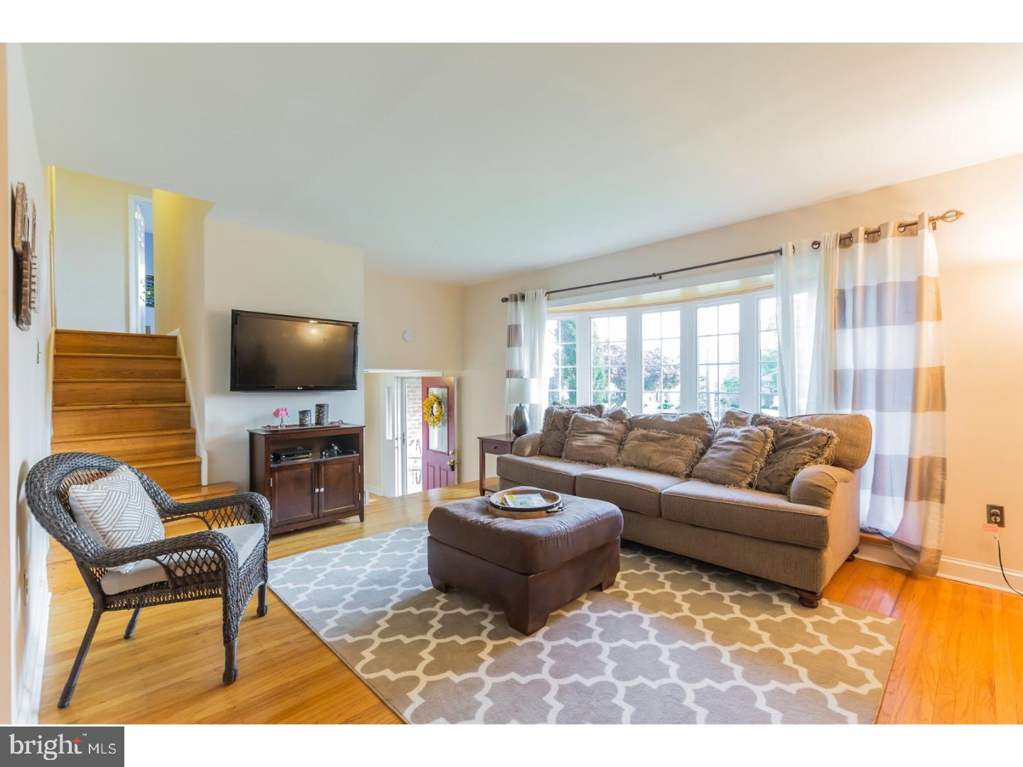 879 Morefield Road Philadelphia, PA 19115 - Photo 5 of 25 Living Room