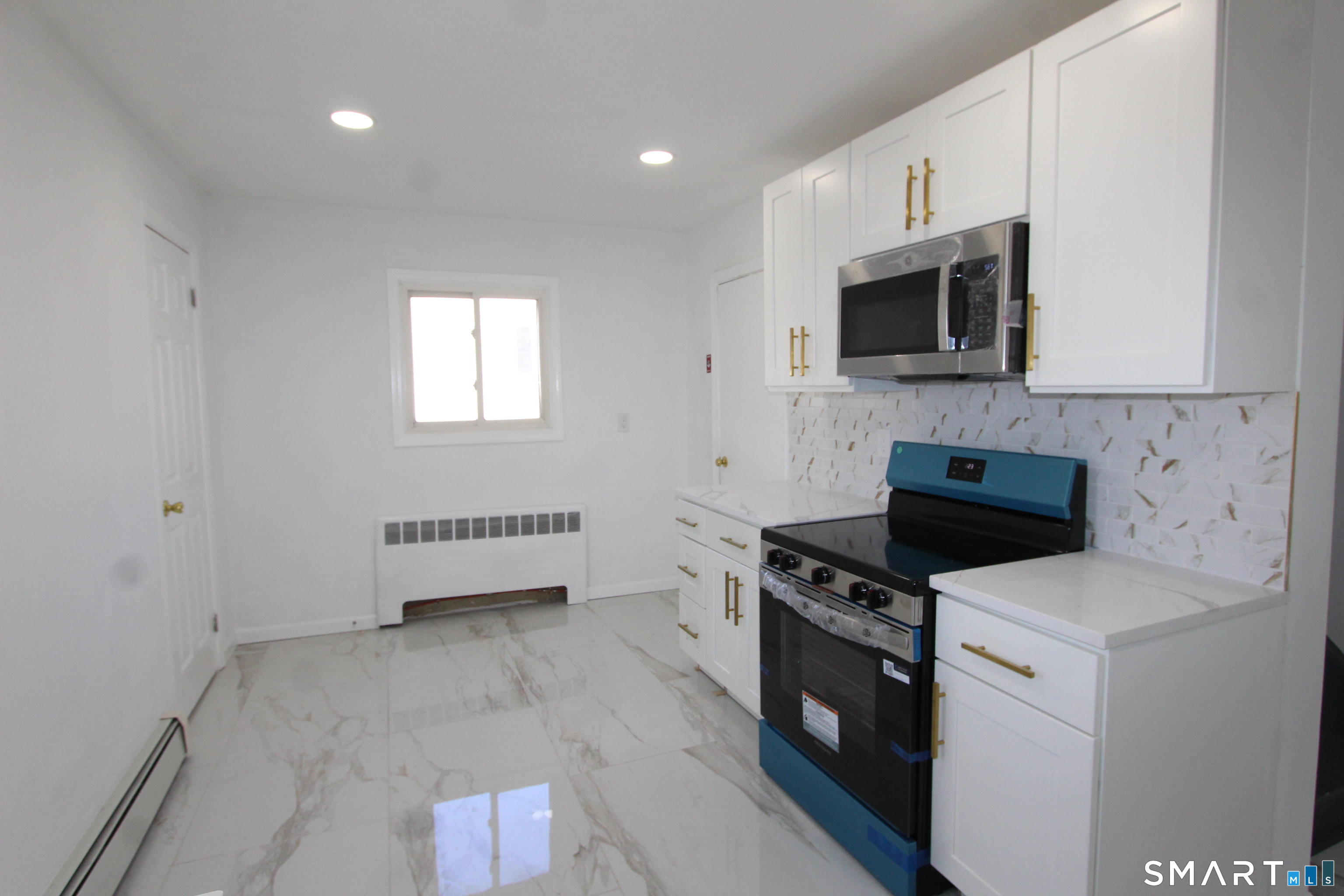 52 Glen Haven Road New Haven, CT 06513 - Photo 4 of 38