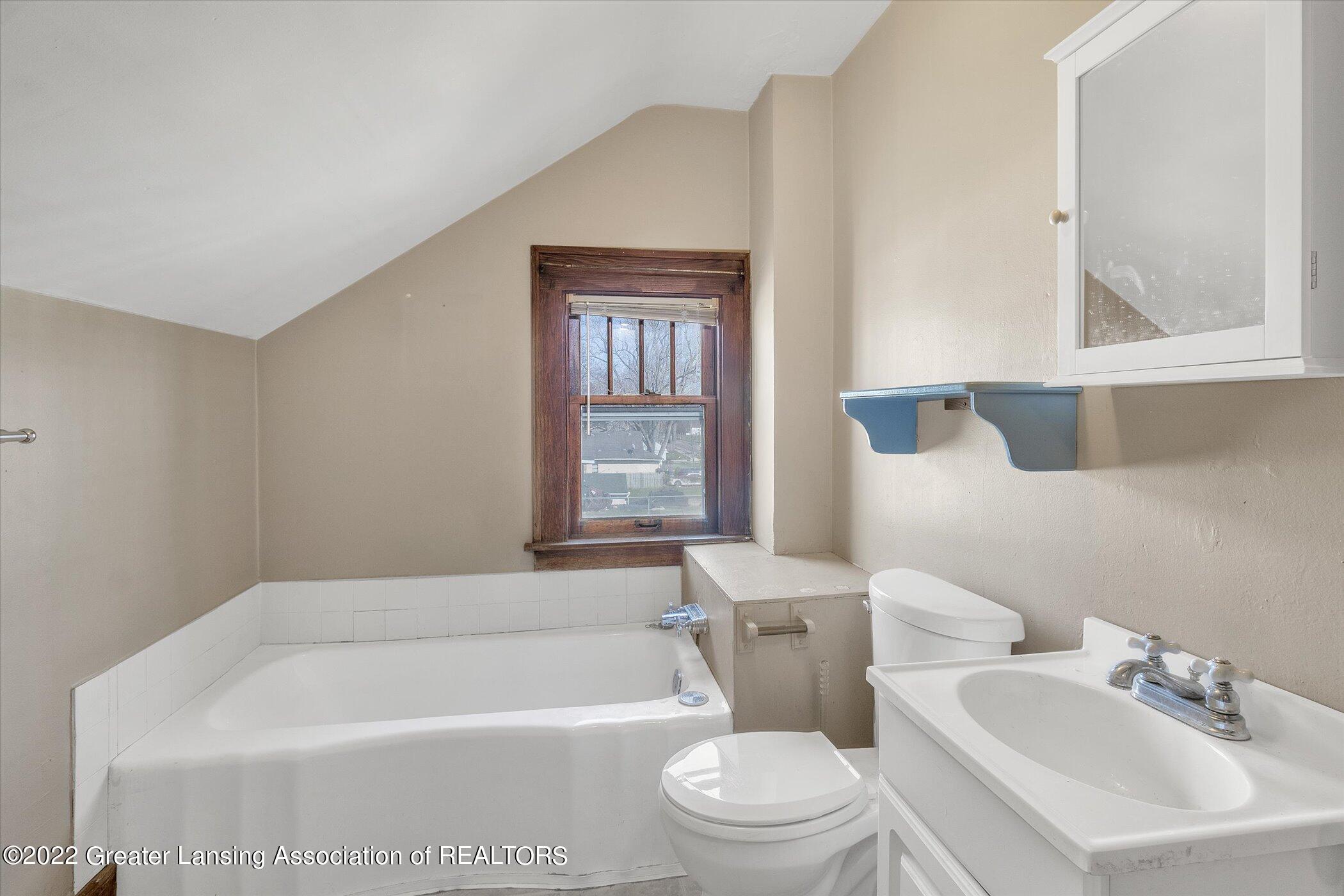 532 West Holmes Road Lansing, MI 48910 - Photo 36 of 64 upstairs bath