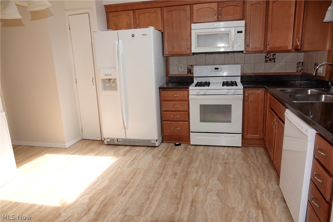 1661 Chelmsford Road Cleveland, OH 44124 - Photo 9 of 27