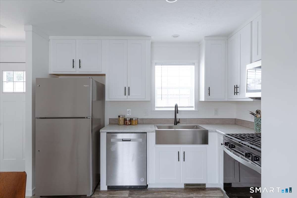 301 Buddington Road Groton, CT 06340 - Photo 8 of 20