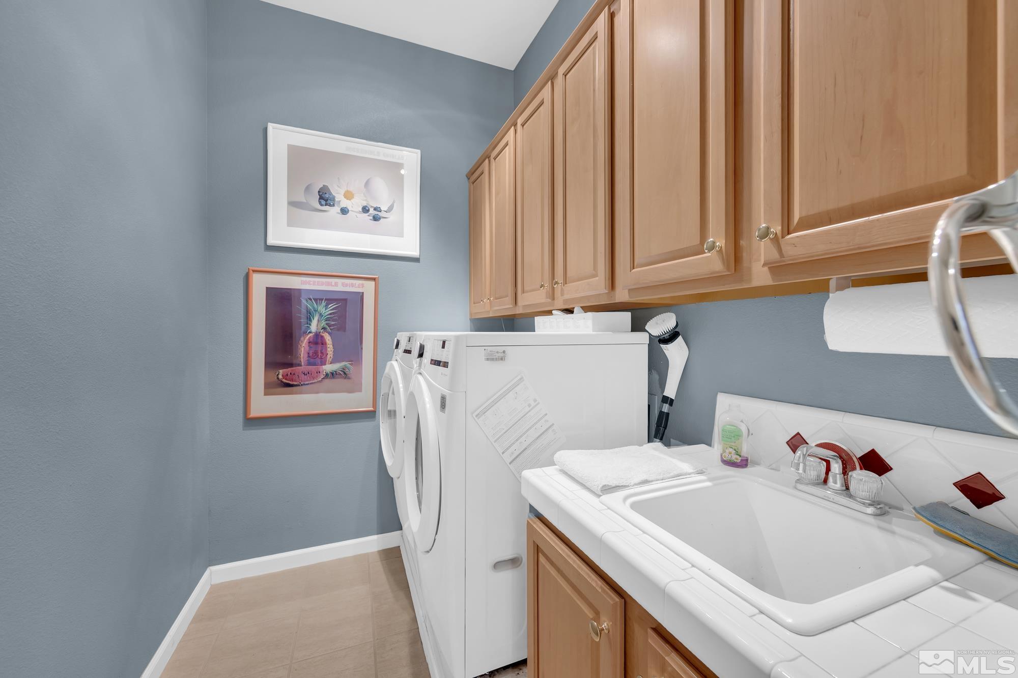 9638 Shadowstone Way Reno, NV 89521 - Photo 34 of 40 a utility room with dryer and washer