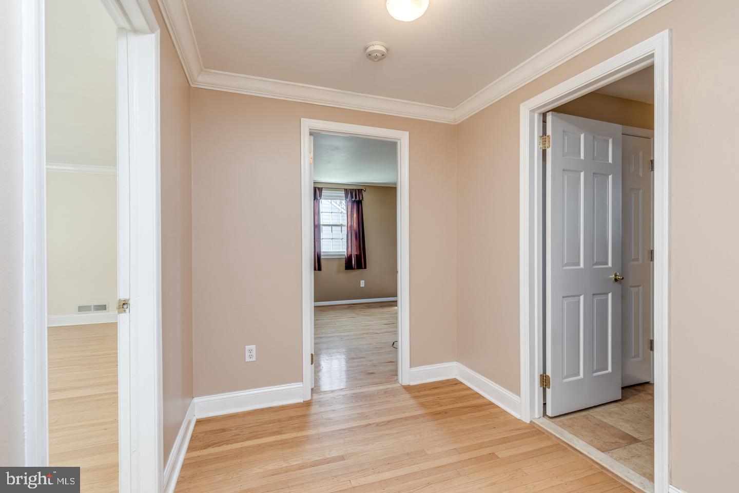 10 Wexford Court Cherry Hill, NJ 08003 - Photo 33 of 56 Crown molding in hall