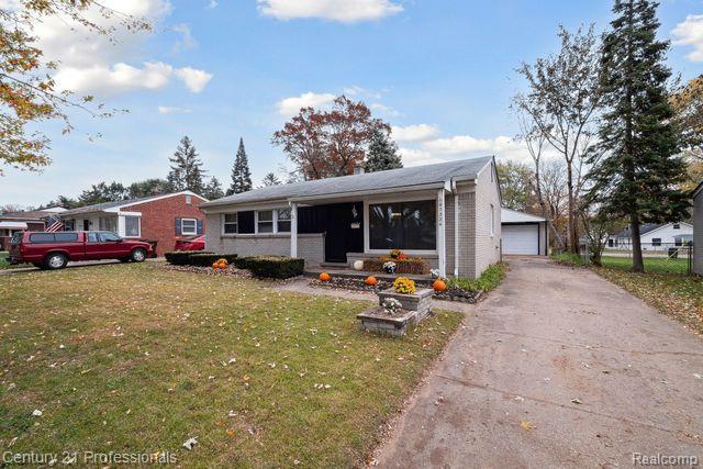 47324 Roland Street Utica, MI 48317 - Photo 3 of 34