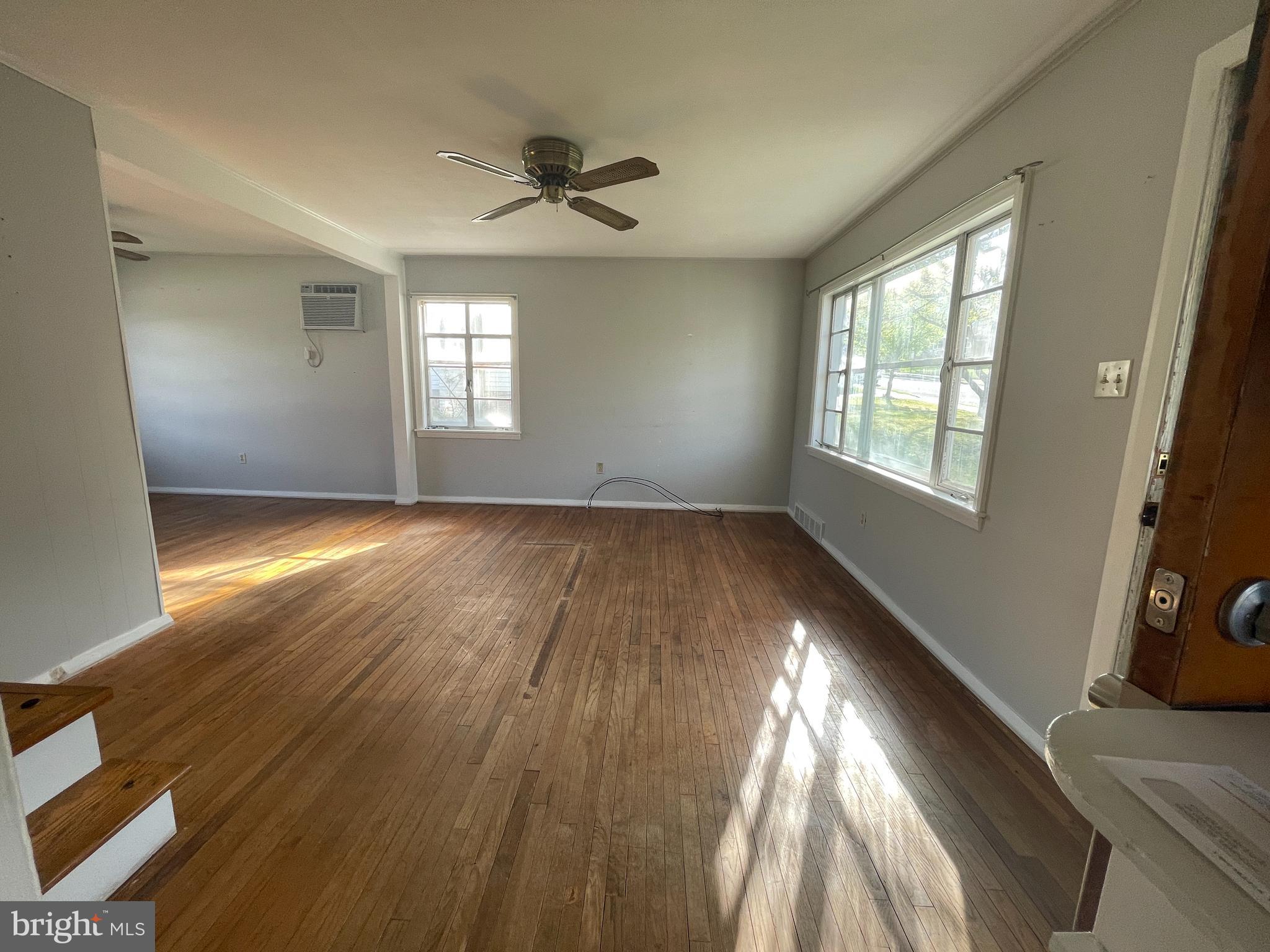 104 Gerald Avenue Reading, PA 19607 - Photo 5 of 42 Living Room