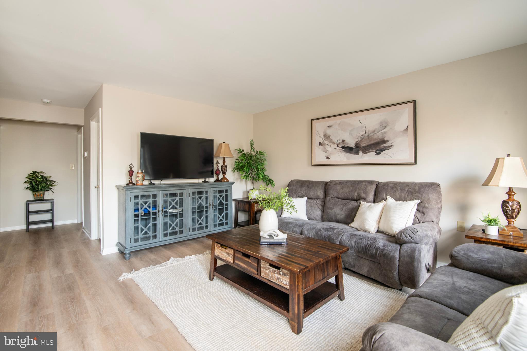 992 Riversedge Circle Annapolis, MD 21401 - Photo 4 of 35 a living room with furniture and a flat screen tv