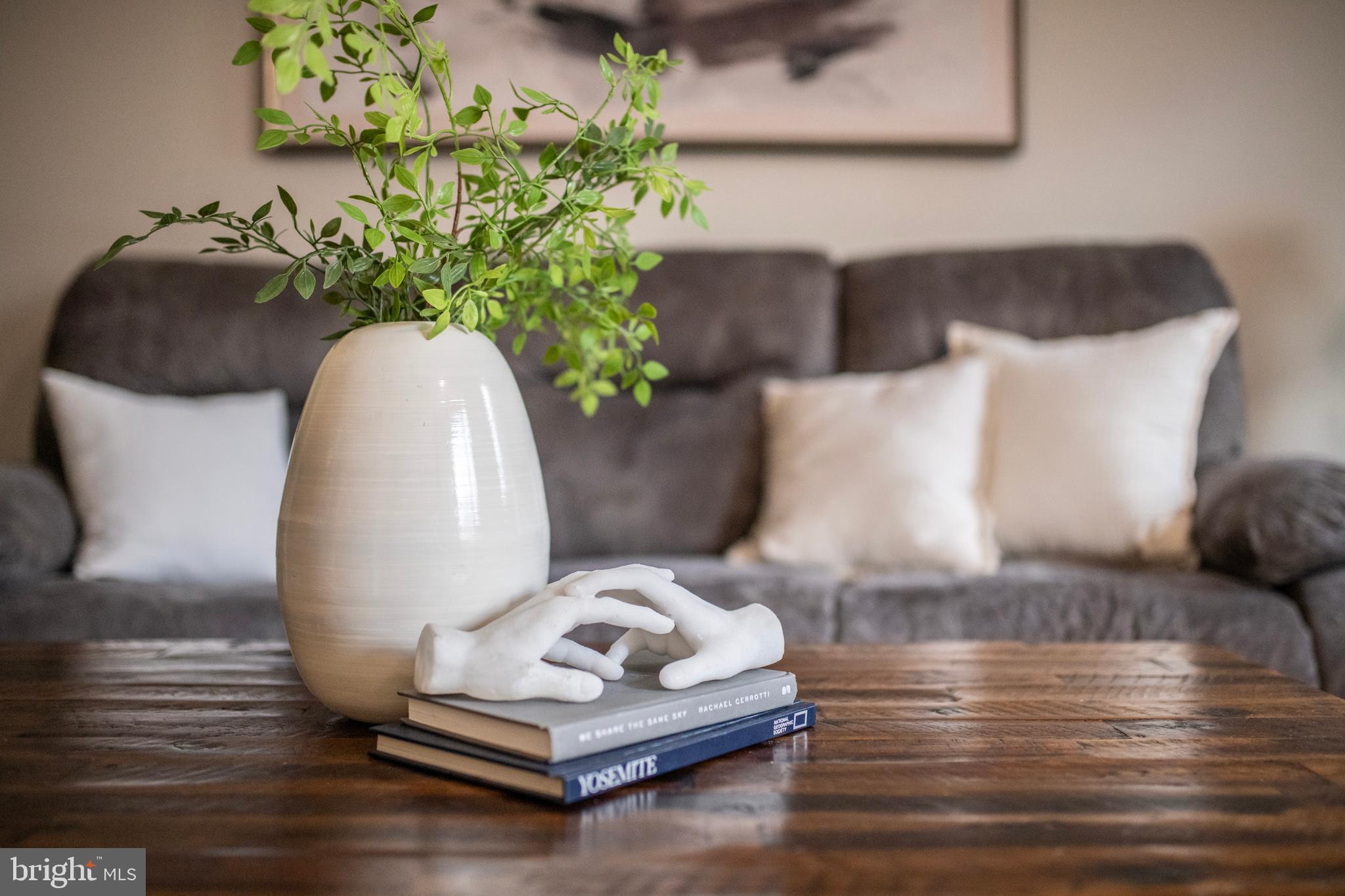 992 Riversedge Circle Annapolis, MD 21401 - Photo 7 of 35 a vase of flowers sitting on a table