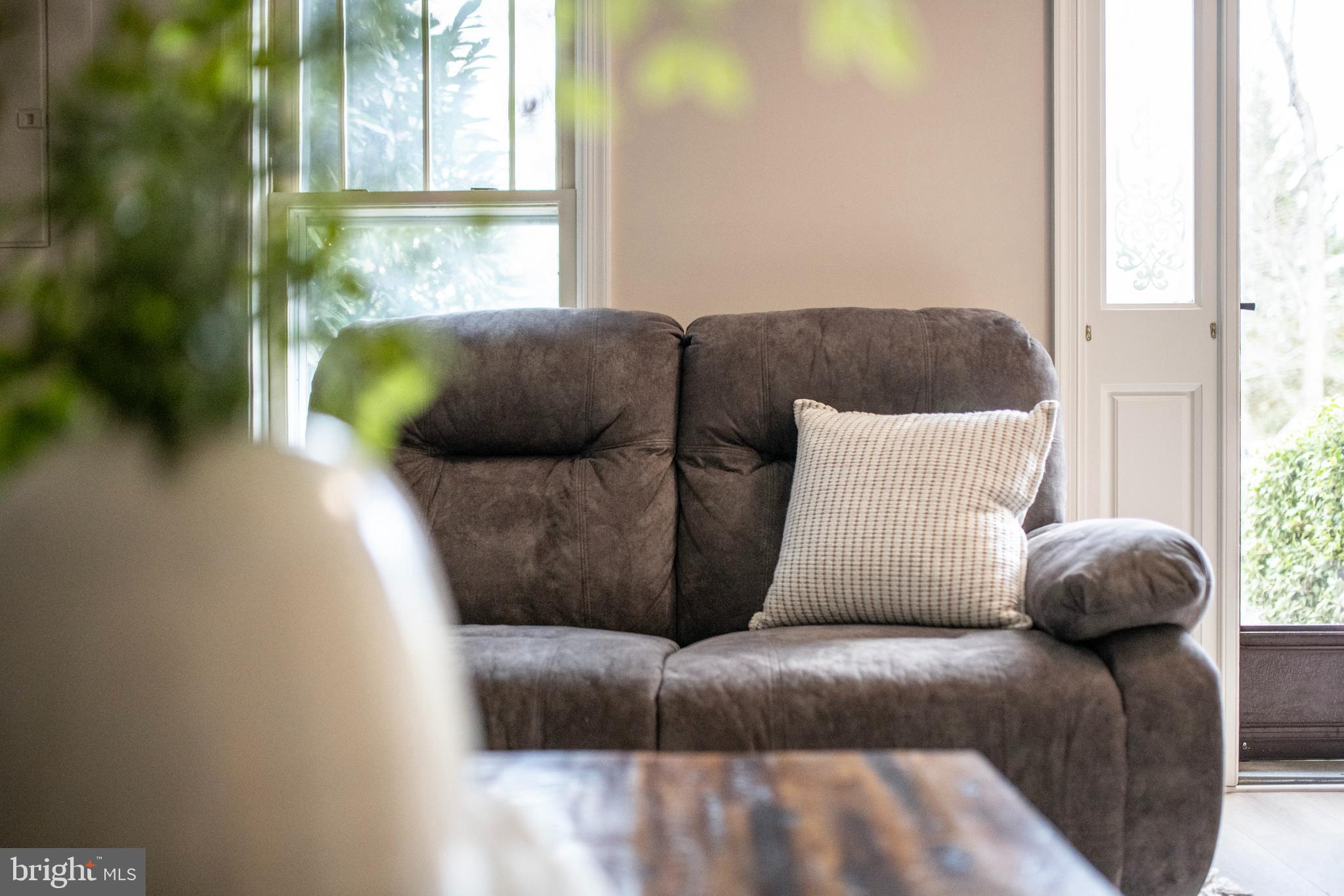 992 Riversedge Circle Annapolis, MD 21401 - Photo 8 of 35 a living room with a couch