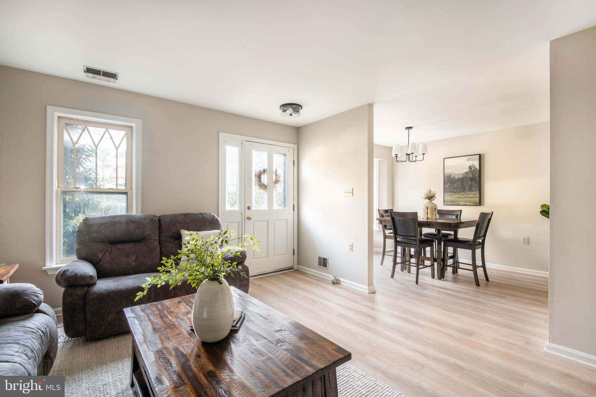 992 Riversedge Circle Annapolis, MD 21401 - Photo 9 of 35 a living room with furniture and wooden floor