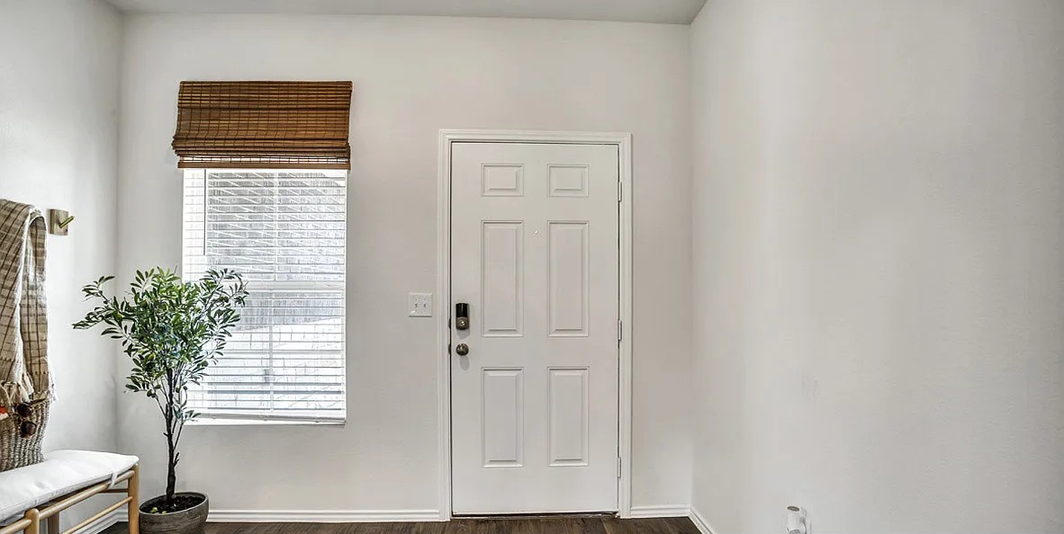 11524 Rush Lane Elgin, TX 78621 - Photo 4 of 29 Entrance foyer with dark wood finished floors and baseboards