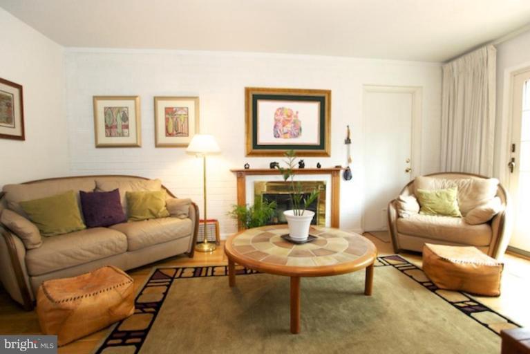 2511 Goldcup Lane Reston, VA 20191 - Photo 7 of 22 Family Room